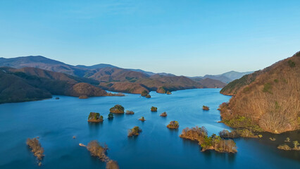 Obraz premium 山地の湖の風景 空撮