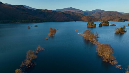 山地の湖の風景　空撮