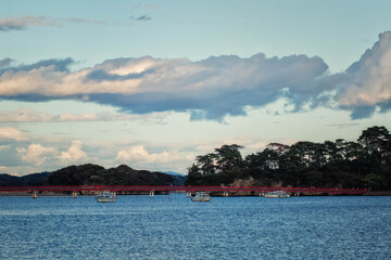 Fototapeta premium 日本三景、宮城県松島海岸と福浦橋が見える風景