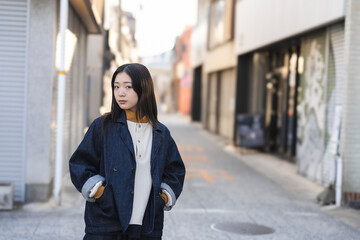 Obraz premium 児島ジーンズストリートを散策する女性