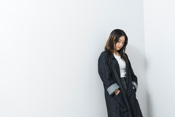 デニムのコートを着た女性