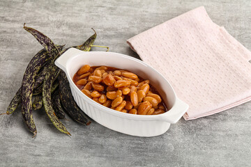 Canned white bean in tomato sauce