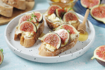 Sandwiches with cottage cheese, honey and figs