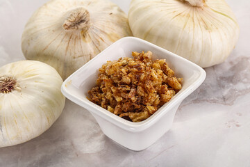 Dried roasted onion flakes for culinary