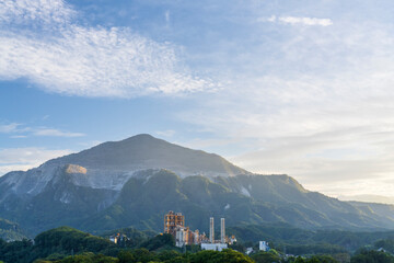 埼玉県秩父郡　寺坂棚田から望む武甲山