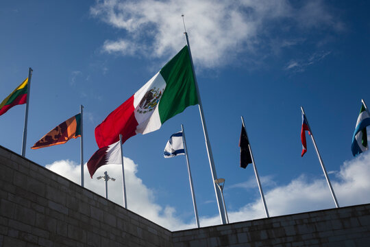 BAndera de M&eacute;xico, con banderas de otros paises