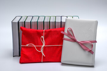 Zapakowane prezenty świąteczne w kolorowe papiery do pakowania  - obrazy, fototapety, plakaty