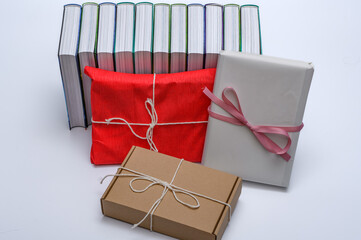 Ładnie zapakowane książki idealny prezent na święta pod choinkę - obrazy, fototapety, plakaty
