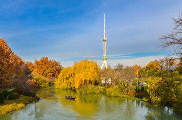 Obraz premium Tashkent TV tower scenic view from Expocenter bridge (Tashkent, Uzbekistan)