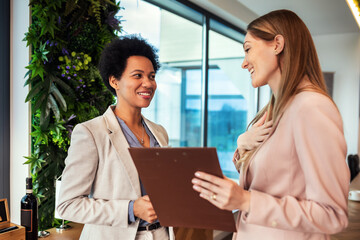 Obraz premium Businesswomen talking about job in the office