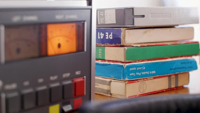 Tonbandgerät: Audiometer und B&auml;nderh&uuml;llen nahe 2