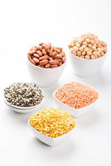 Fototapeta premium Assorted raw legume and beans in bowl isollated on white background 