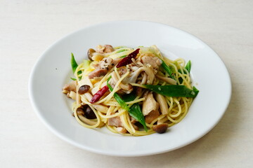 キノコと鶏肉のペペロンチーノ