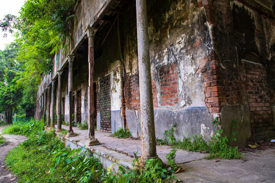 Baisrshi Zamindar Bari or Rajendra Babur haveli is a old historical zamindar house in Faridpur- Bangladesh