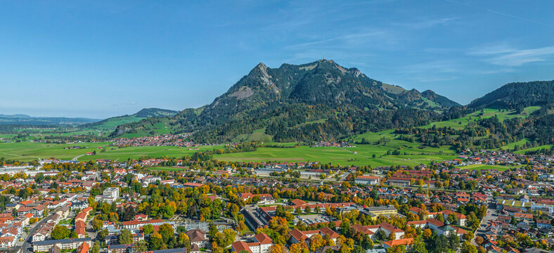 Sonthofen im Oberallg&auml;u im Luftbild, Blick &uuml;ber die Stadt zum W&auml;chter des Allg&auml;us, zum Gr&uuml;nten