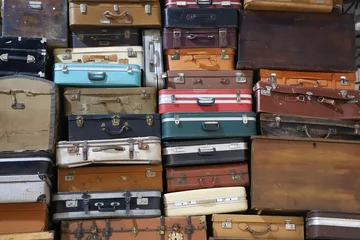 Photo sur Plexiglas Ancien avion Stack of colorful vintage suitcases. Retro decorative suitcases, new vacation plans and journeys. old style suitcases stacked on top of each other