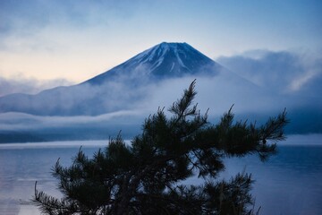 早朝、霧に包まれる早朝の富士山
