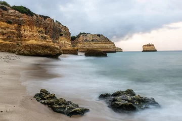 Photo sur Plexiglas Plage de Marinha, Algarve, Portugal Rocky cliffs on sandy Marinha Beach in Algarve coast at Atlantic Ocean in Portugal