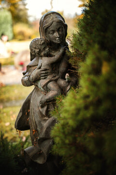 Eine christliche Figur aus Stein, die Maria und ihr Kind darstellen.
