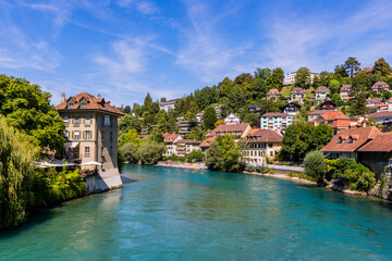 Fototapeta na wymiar La rivière de l'Aar et la ville de Berne en Suisse