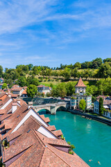 Fototapeta na wymiar La rivière de l'Aar et la ville de Berne en Suisse