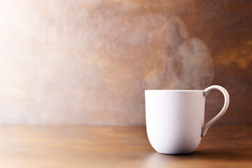 boisson, mug avec de la vapeur qui s’échappe de la tasse chaude. plan rapproché sur fond...