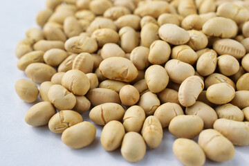 日本の伝統行事　節分の豆（福豆）白背景　背景素材　Japanese traditional event Setsubun beans (fukumame) white background, background material