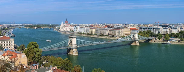 Selbstklebende Fototapete Kettenbrücke View of the Szechenyi Chain Bridge over Danube and the Hungarian Parliament Building in Budapest, Hungary