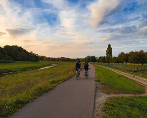 Radweg, Weg, Radfahrer auf dem Damm der Neue Luppe in Leipzig, Sachsen, Deutschland