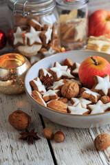 Zimtsterne in einer schüssel