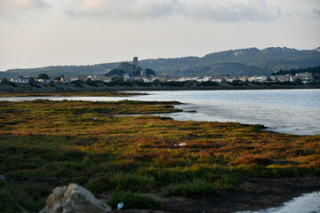 village de p&ecirc;cheur entoure par l'&eacute;tang salin