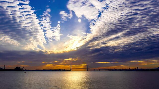 横浜港の朝陽とベイブリッジ_流れ行く雲_ZOOM（タイムラプス）