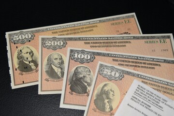 United States series EE Savings Bonds in denominations of 500, 200, 100 and 50 dollars - obrazy, fototapety, plakaty