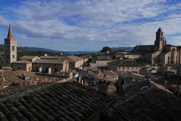 Matin clair sur les toits d'Urbino. Italie
