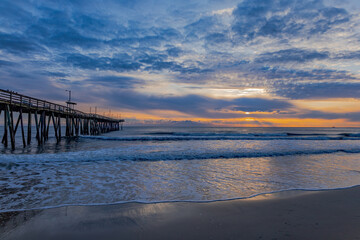 Obraz premium Sunrise at the Virginia Beach pier