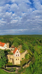 Fototapeta na wymiar Luftbild von Königsberg in Bayern mit Blick auf die Burg Königsberg. Königsberg in Bayern, Haßberge, Unterfranken, Bayern, Deutschland.