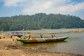 Obraz premium Wooden Boat Rests Peacefully on the Ground at Patenggang Lake
