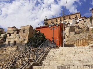 Scorcio caratterisctico di Leonforte, con scalinata e palazzo Branciforti in fondo.