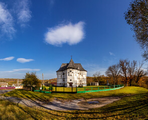 Obraz premium Defense church - fortress on an autumn day in the village of Sutkivtsi