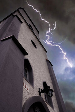 Igreja com c&eacute;u trovoada