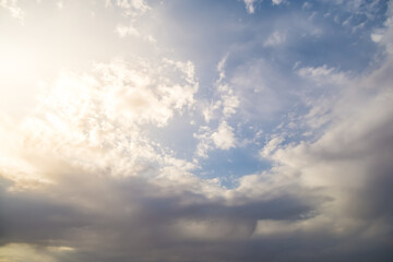 Obraz premium Minimalistic evening sky with clouds and sun glare, looking up at the sky in the evening