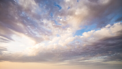 Obraz premium Minimalistic evening sky with clouds and sun glare, looking up at the sky in the evening