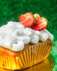 panecillos o cupcakes con crema y fresas 