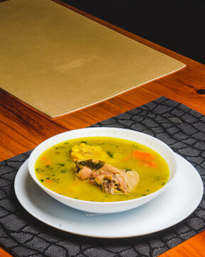 Sopa caldo o sancocho de pollo y gallina