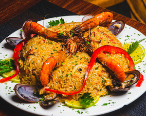 Paella española o arroz con mariscos