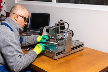 Obraz premium Working on vertical milling coordinate boring machine