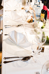Festliche Tischdekoration für Hochzeiten mit weissen Servietten