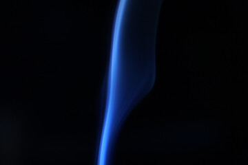 Obraz premium Purple smoke on a dark background, fog pattern, detailed smoke shapes, one line 