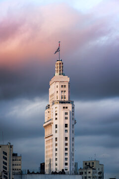 Farol Santander no por do sol com o c&eacute;u todo iluminado