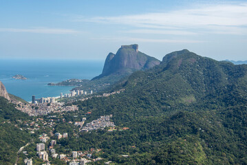 Foto aérea da Pedra da Gávea, Floresta da Tijuca e Praia de São Conrado